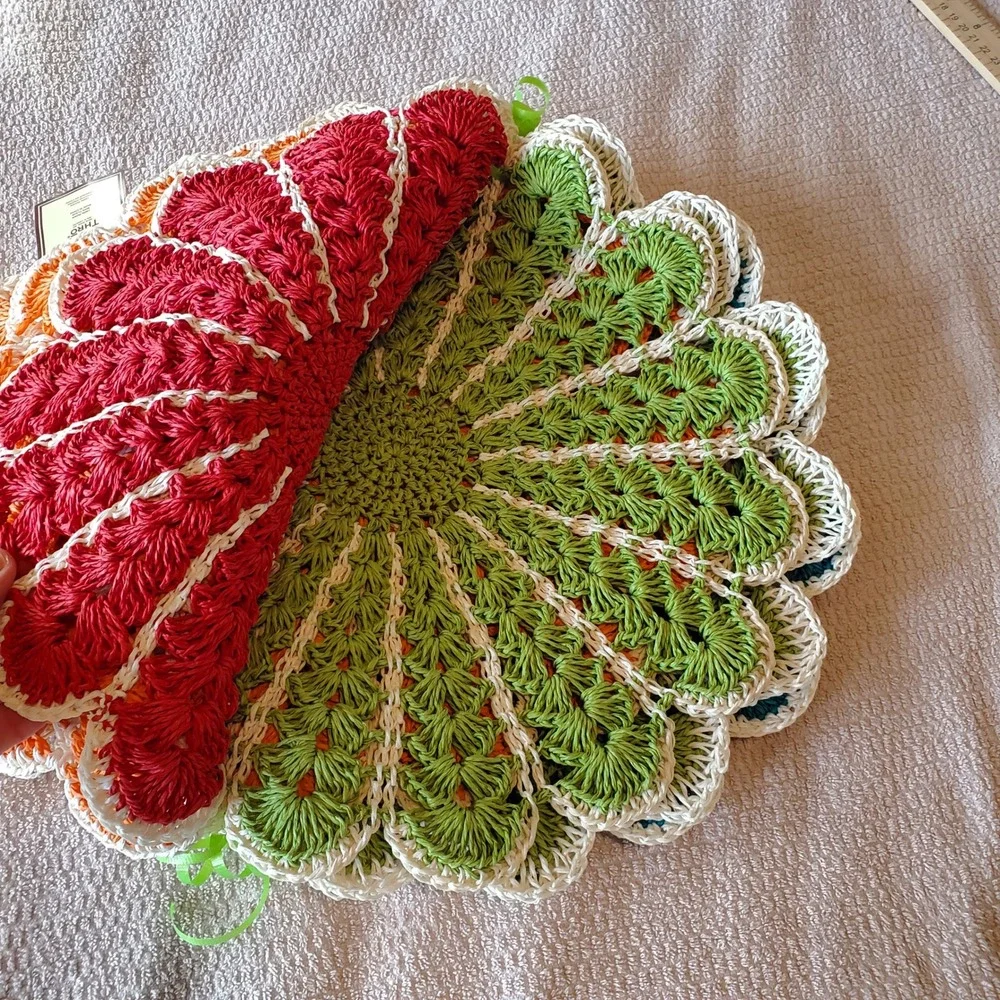 Thro‎ New York Crochet Flower Placemats Set of 4 Multicolor 15 Inch Round Retro